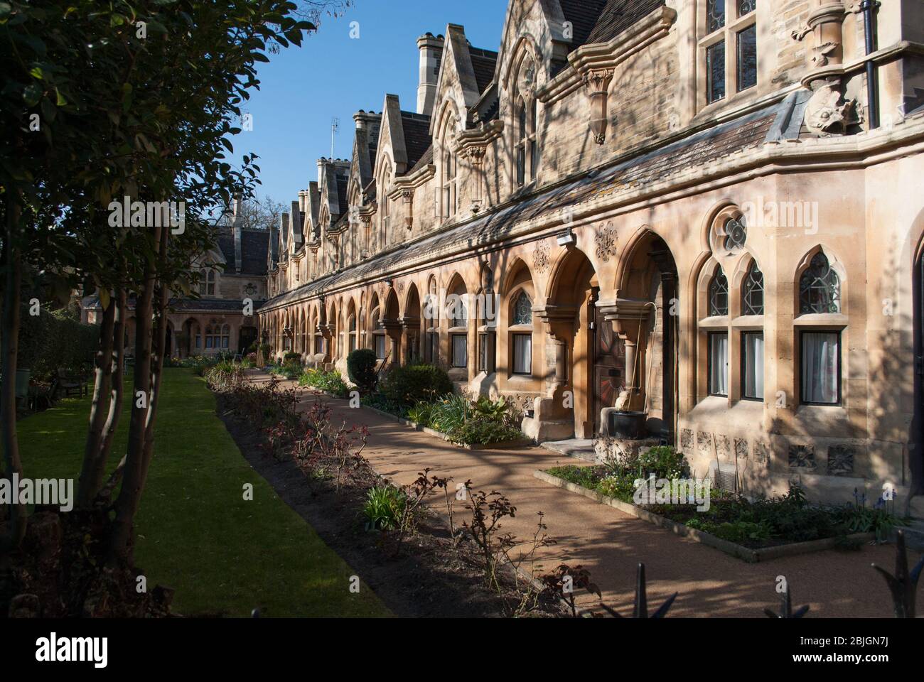 Sir William Powell's Almshouses, All Saints Church, Church Gate, Fulham, London SW6 3LA progettato da J P Sedden e completato nel 1869 Foto Stock