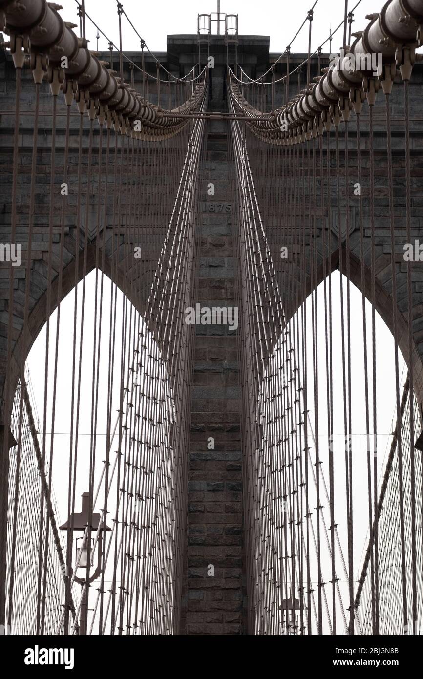 Dettagli dei cavi e delle sospensioni metalliche del ponte di Brooklyn Foto Stock