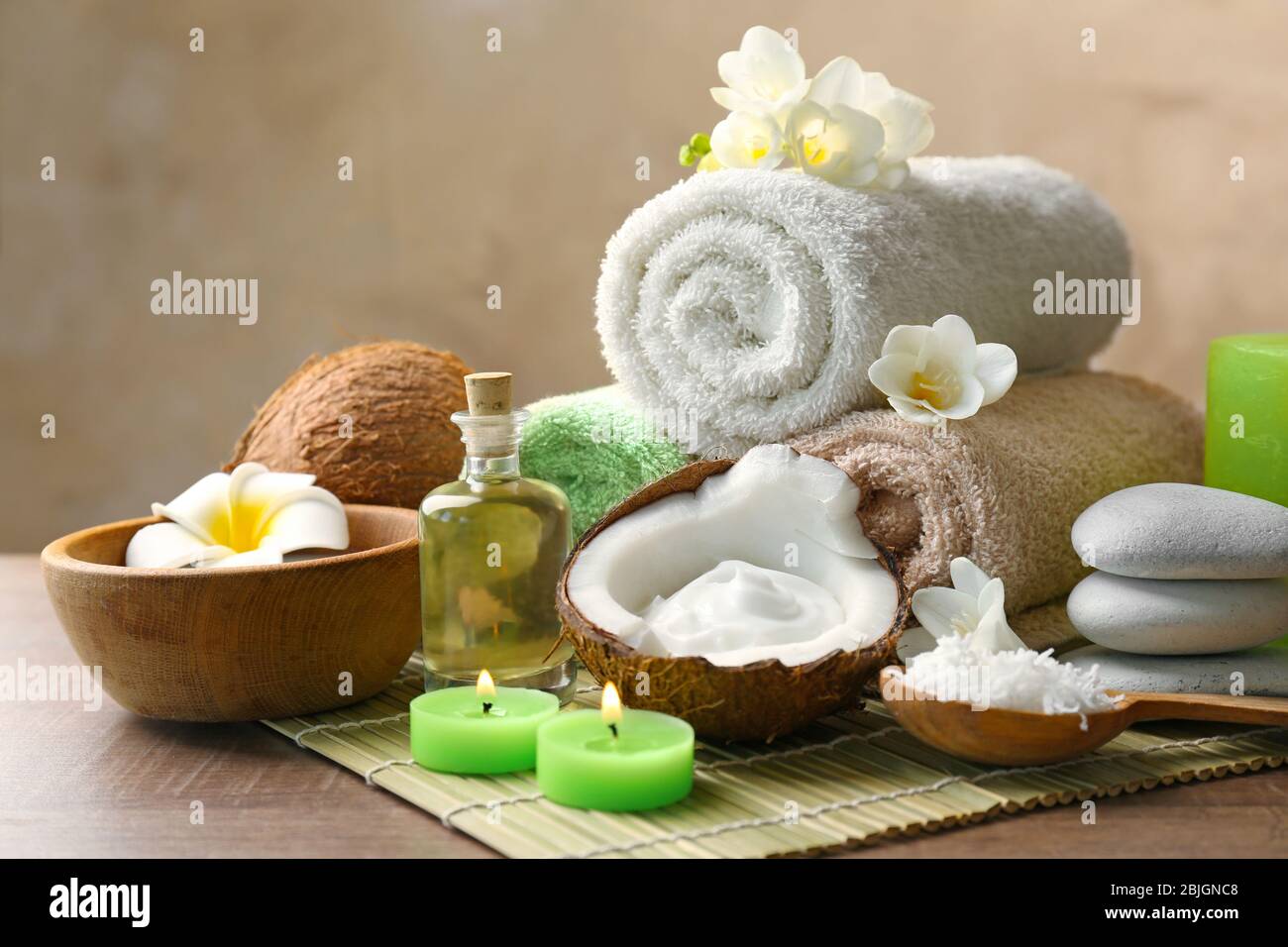 Bella composizione spa con prodotti per la cura del corpo al cocco su tappetino di bambù Foto Stock