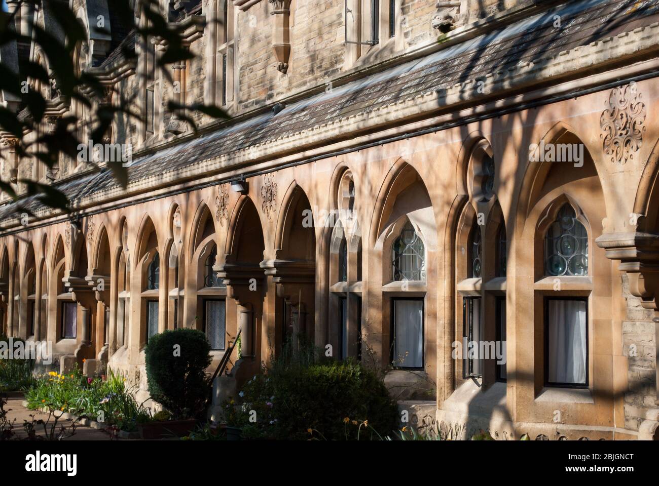 Sir William Powell's Almshouses, All Saints Church, Church Gate, Fulham, London SW6 3LA progettato da J P Sedden e completato nel 1869 Foto Stock