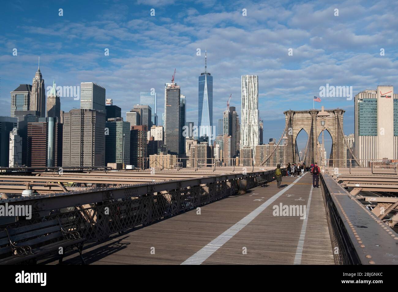 Vista dello skyline di Manhattan meridionale dal Ponte di Brooklyn, New York City Foto Stock