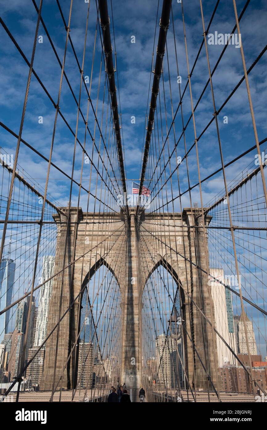 Cavi astratti che attraversano lo storico ponte di Brooklyn a New York City Foto Stock