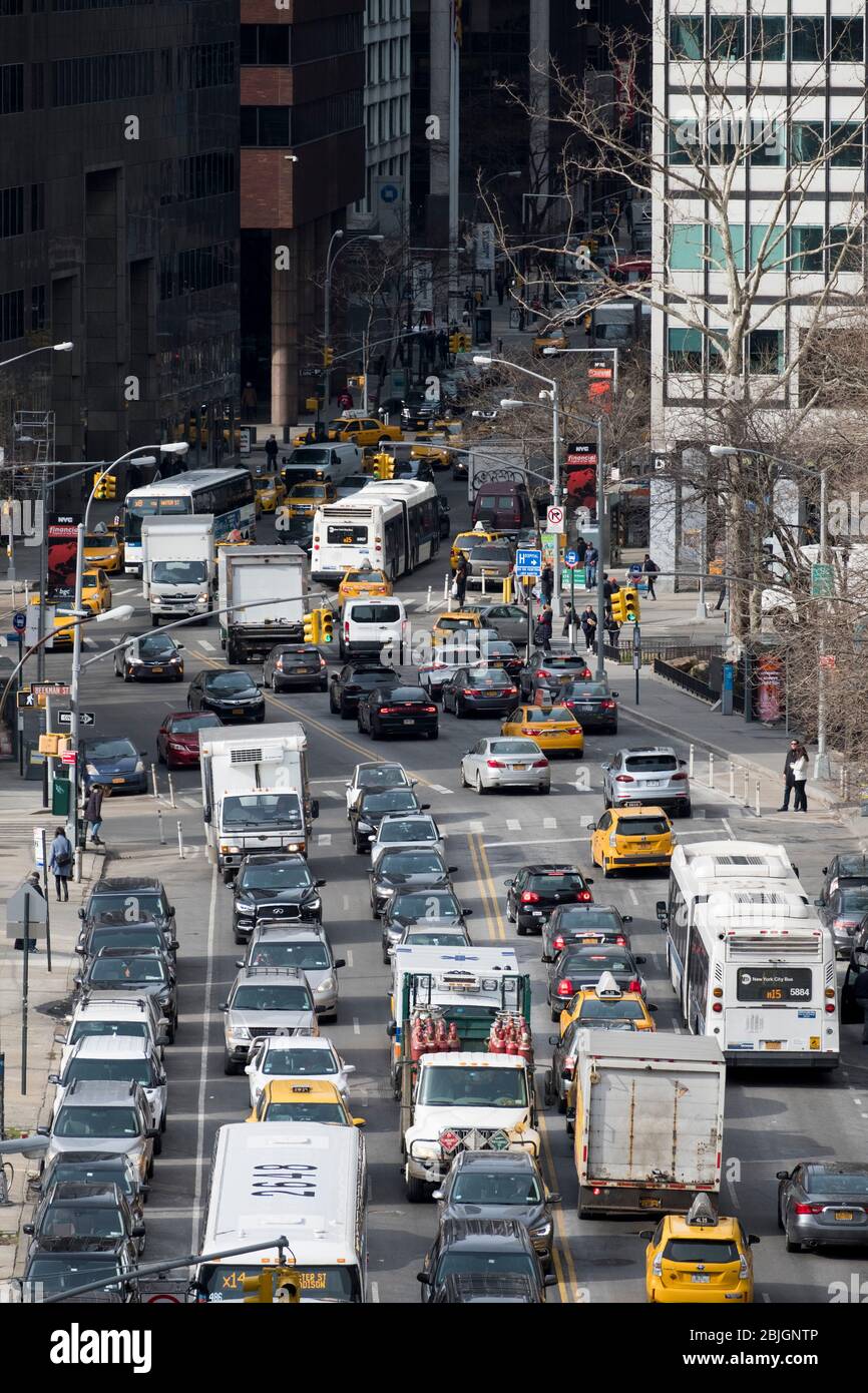 Traffico di New York City su una strada affollata di Lower Manhattan Foto Stock