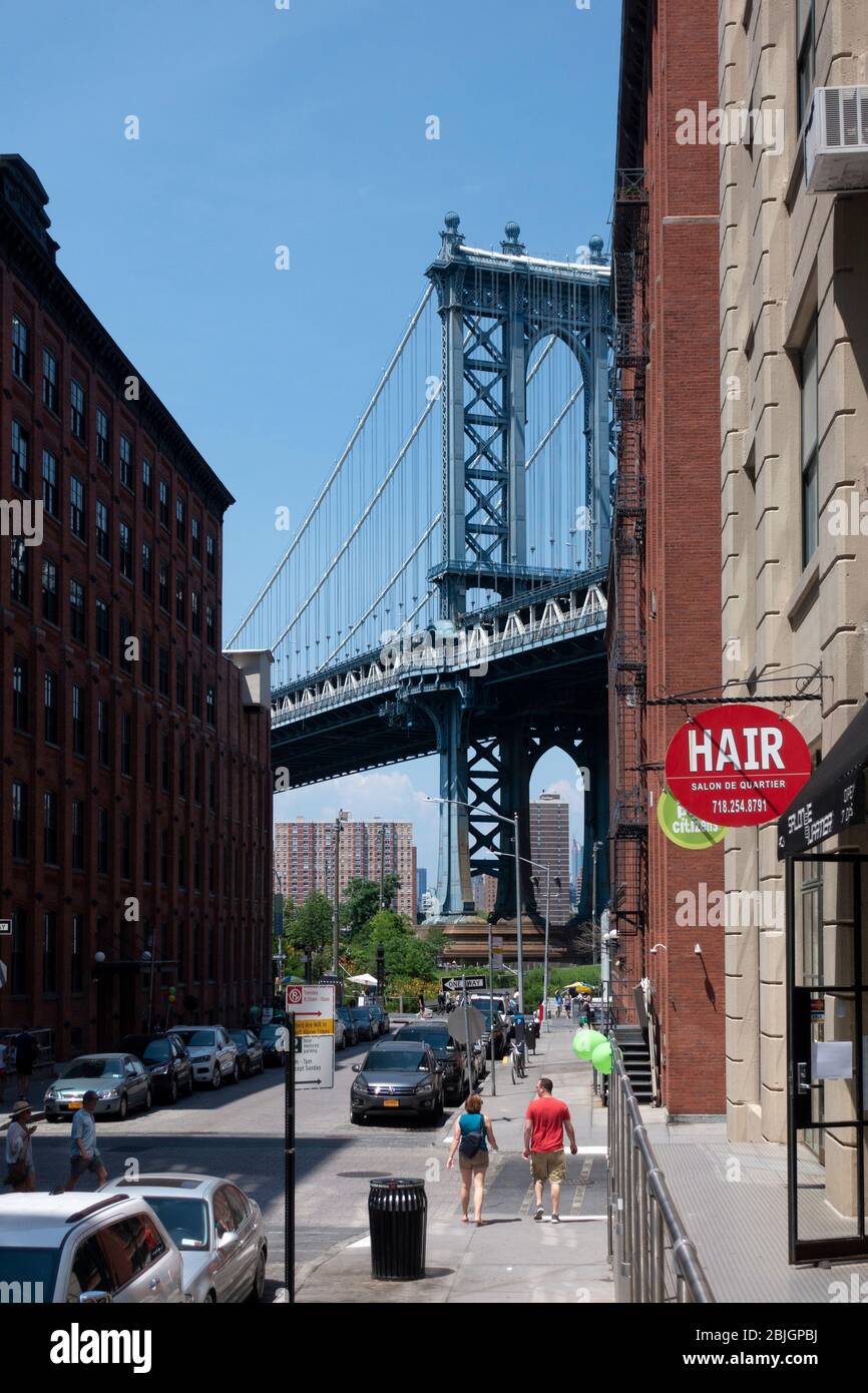 Vista verso il Manhattan Bridge, vista dalle strade di DUMBO a Brooklyn, New York City Foto Stock