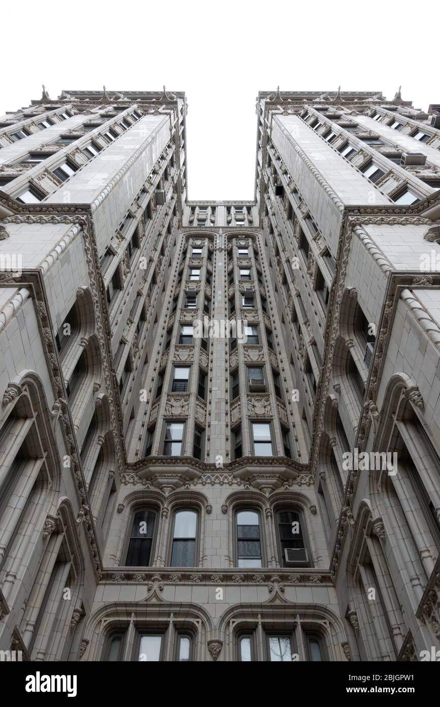 La vecchia torre di New York City sotto i cieli grigi Foto Stock