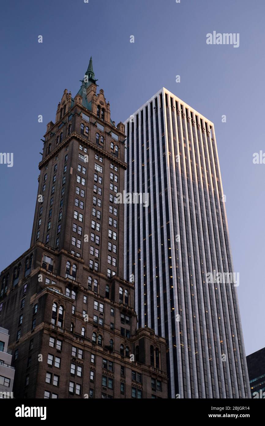 Contrasto tra vecchi e nuovi grattacieli nel centro di Manhattan, New York City Foto Stock