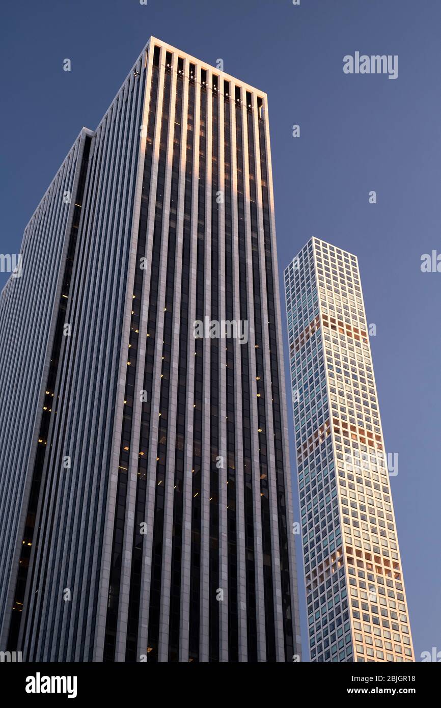 Moderna prospettiva verticale dei grattacieli di Midtown Manhattan, New York Foto Stock
