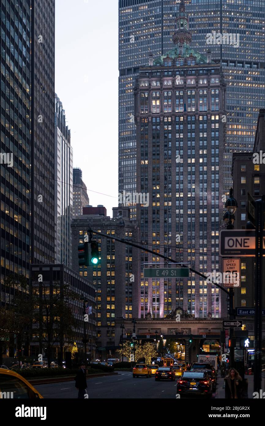 Vista serale mentre le luci si accendono guardando lungo Park Avenue a Manhattan, New York City Foto Stock