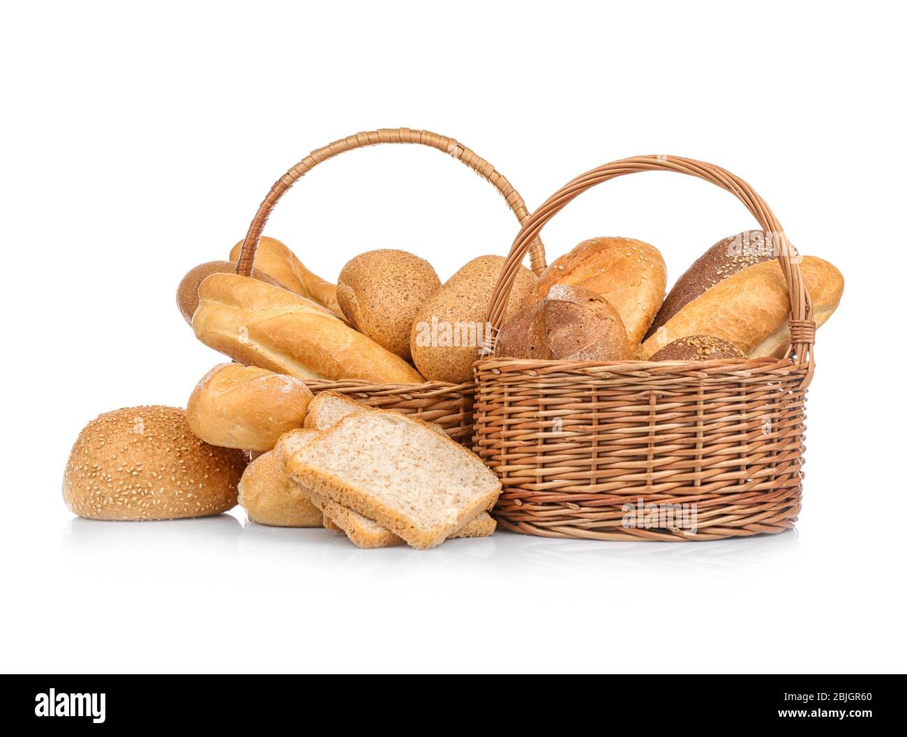 Cesto di vimini con pane fresco su sfondo bianco Foto Stock