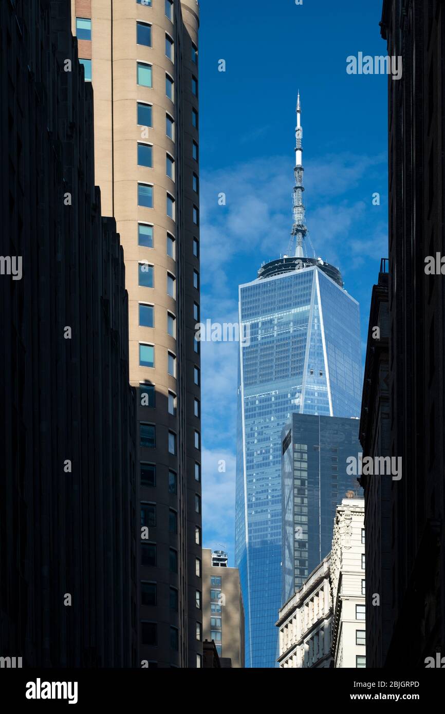 Freedom Tower World Trade Center visto dai trafficati canyon di cemento di Lower Manhattan Foto Stock