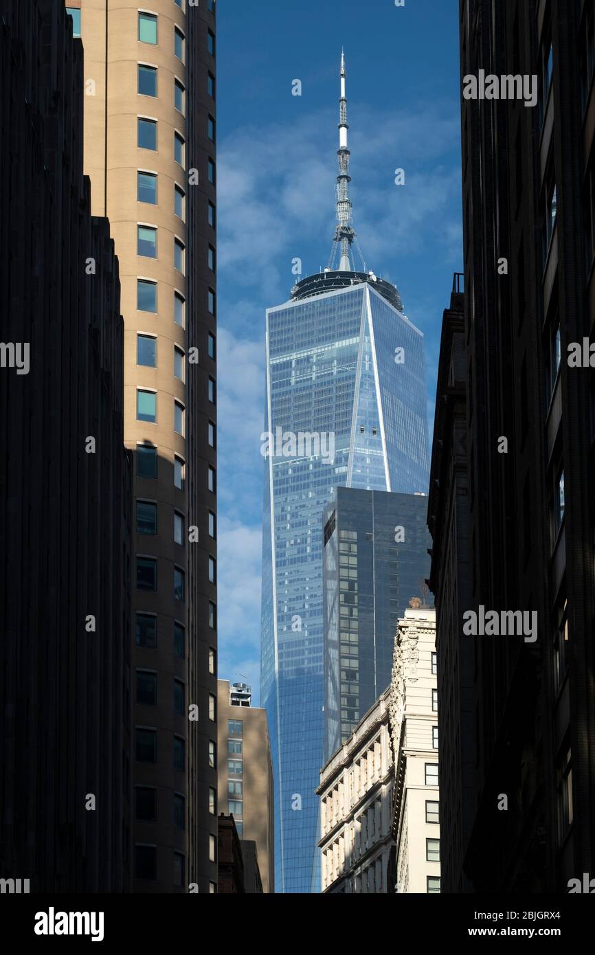 Freedom Tower World Trade Center visto dai trafficati canyon di cemento di Lower Manhattan Foto Stock