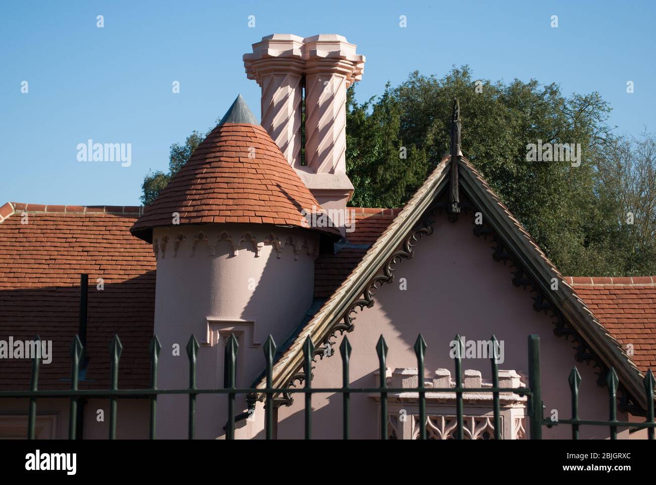 Pink Gatekepers Lodge all'ingresso di Fulham Palace, Bishop's Avenue, Fulham, London, SW6 6EA Foto Stock