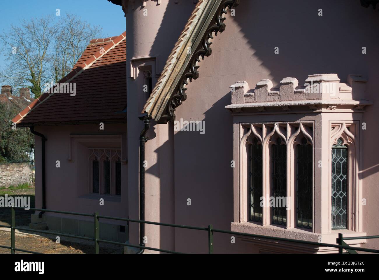 Pink Gatekepers Lodge all'ingresso di Fulham Palace, Bishop's Avenue, Fulham, London, SW6 6EA Foto Stock