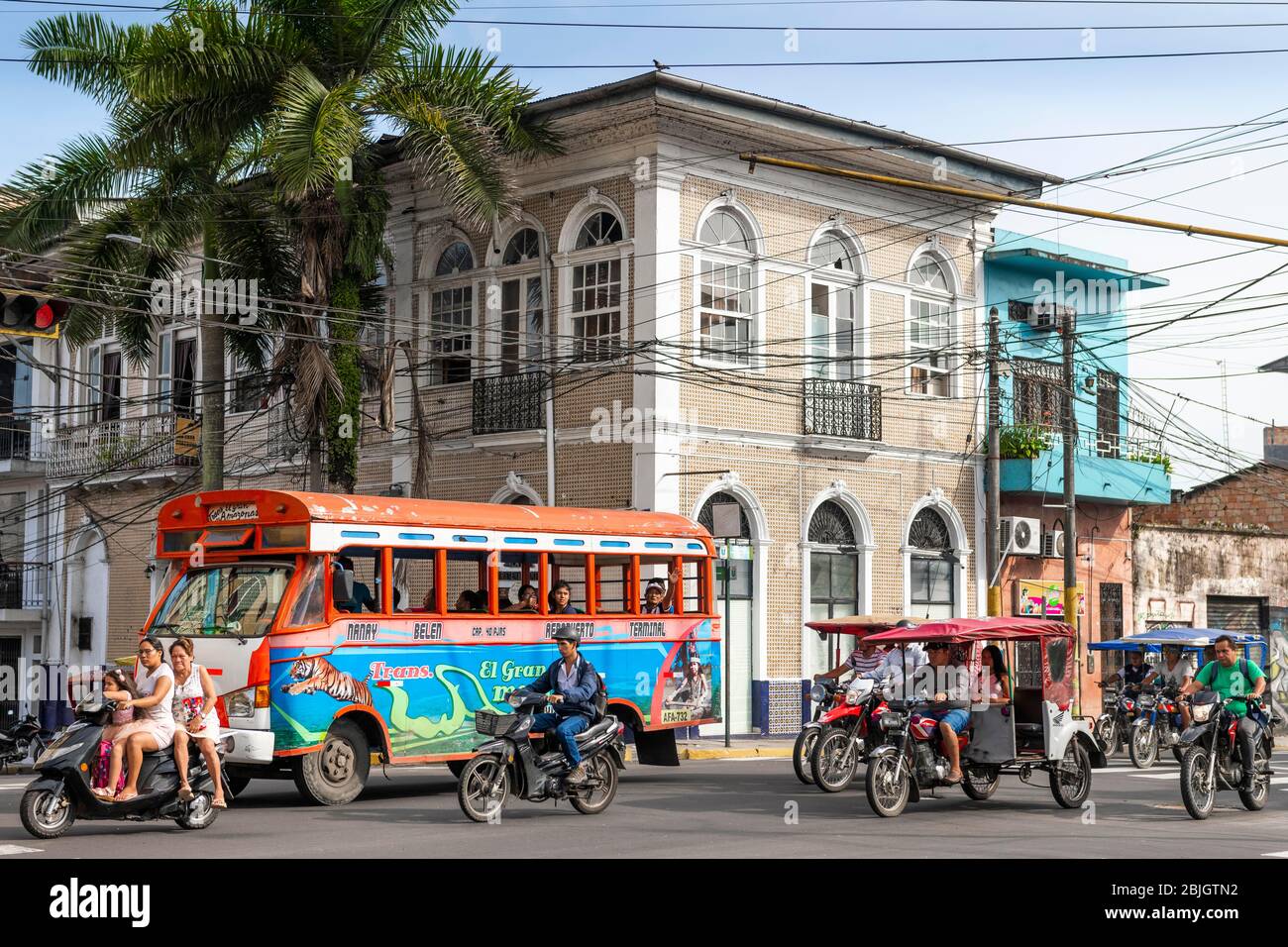 Autobus, moto e tuk-tuk presso la Plaza de Armas, Iquitos, Loreto, Perù Foto Stock