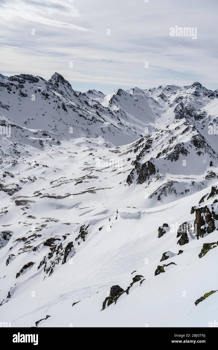 Paesaggio montano incontaminato, cima della montagna, vista dalle Torspitze, montagne innevate, Wattentaler Lizum, Alpi Tuxer, Tirolo, Austria Foto Stock