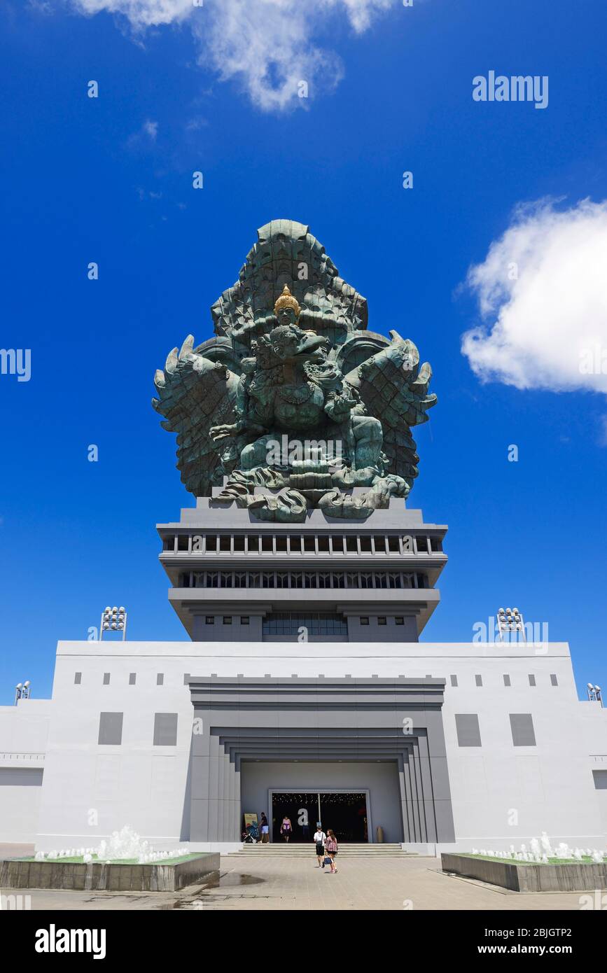 Giri in Vishnu su Garuda, colossale statua di Kencana nel Parco Culturale Garuda-Wisnu-Kencana, Nusa Dua, Bali, Indonesia Foto Stock