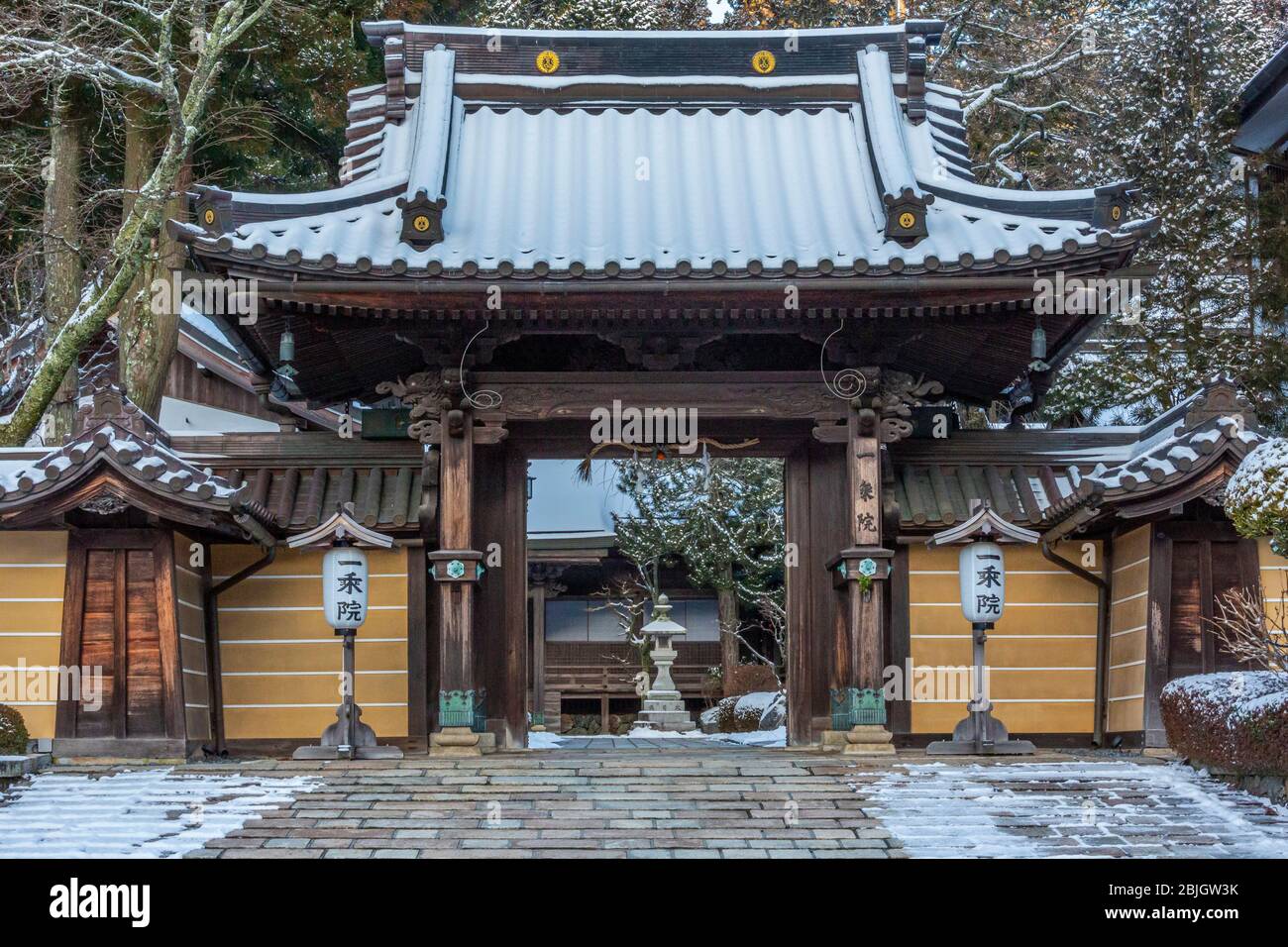 Le mattonelle del Tempio nella zona di Koyasan, il Monte Koya, il Monte koya è il centro del buddismo di Shingon, una setta buddista importante che è stata introdotta in Giappone Foto Stock