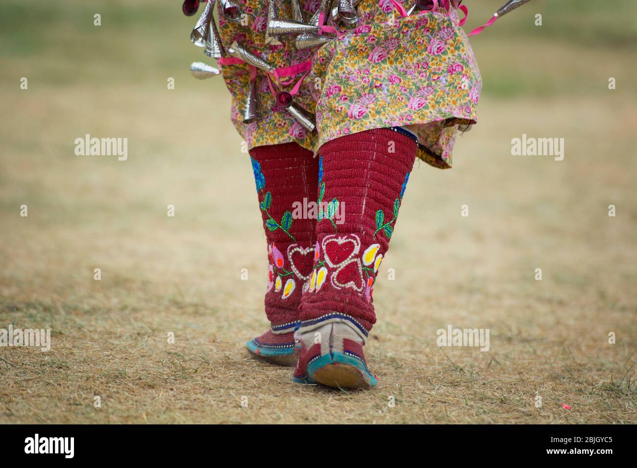Piedi di Danzatrice femmina nativi in stivali di moccasina con perline, Mukluks, Regalia tradizionale, sei Nazioni del Grand River, Pow Wow Foto Stock