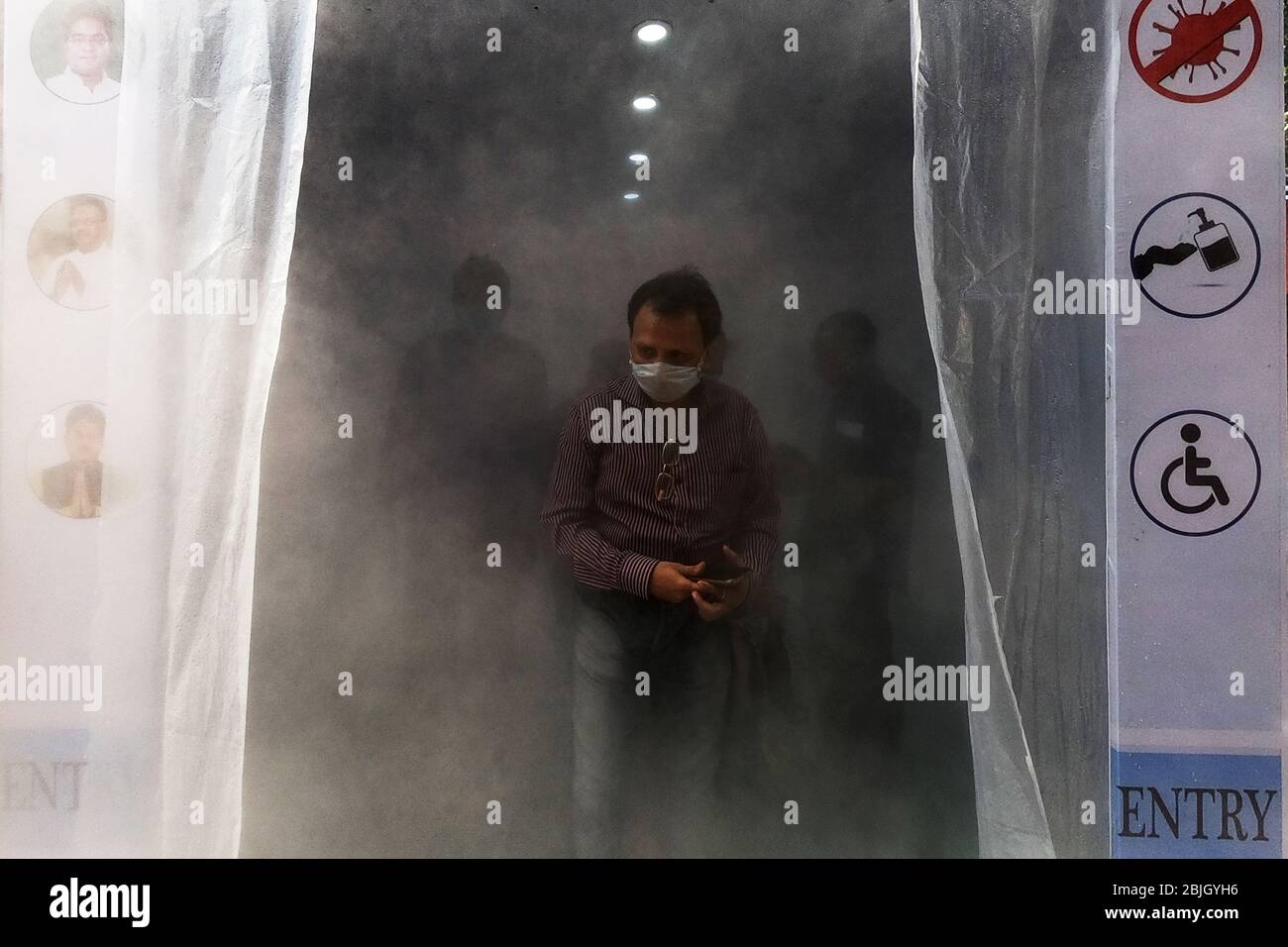 Kolkata, India. 29 aprile 2020. India: La gente sta passando attraverso la cabina di spruzzatura del sanitizer, installata dall'autorità locale, mentre entra nel mercato locale. (Foto di Sudipta Pan/Pacific Press) Credit: Pacific Press Agency/Alamy Live News Foto Stock