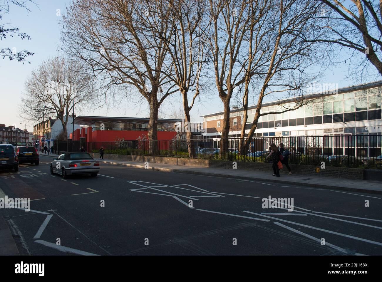 Dettaglio elevazione vetro vetrata cornice Cantilever Charing Cross Hospital, Fulham Palace Road, Hammersmith, Londra, W6 Inghilterra da Ralph Tubs Foto Stock