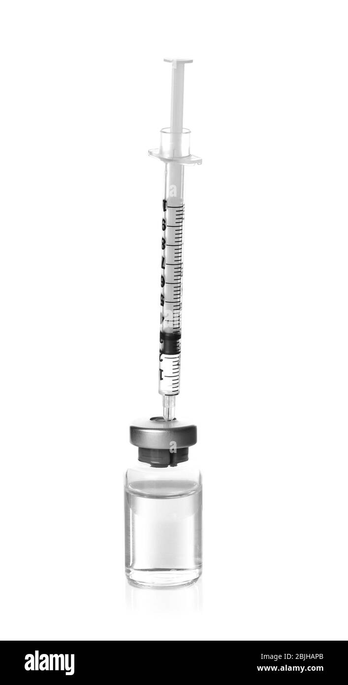 Ampolla con vaccino e siringa su sfondo bianco Foto Stock