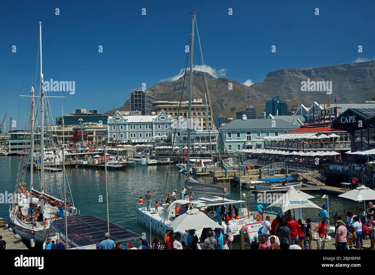 Lungomare Victoria and Alfred, e Table Mountain, Città del Capo, Sud Africa Foto Stock