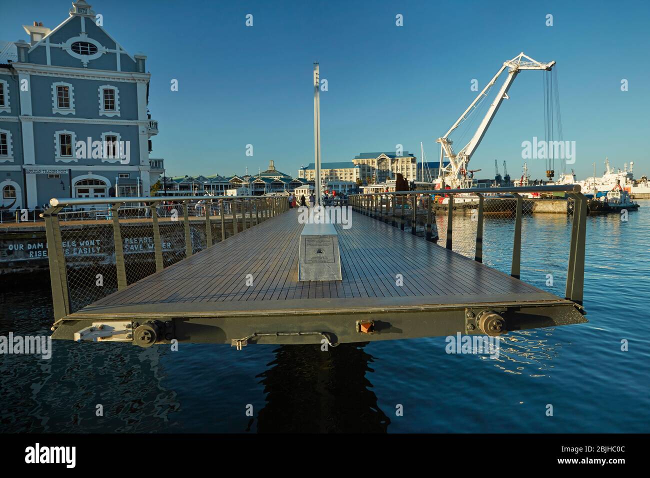 Old Port Captain's Building (1904), e ponte pedonale swing, Victoria and Alfred Waterfront, Città del Capo, Sud Africa Foto Stock