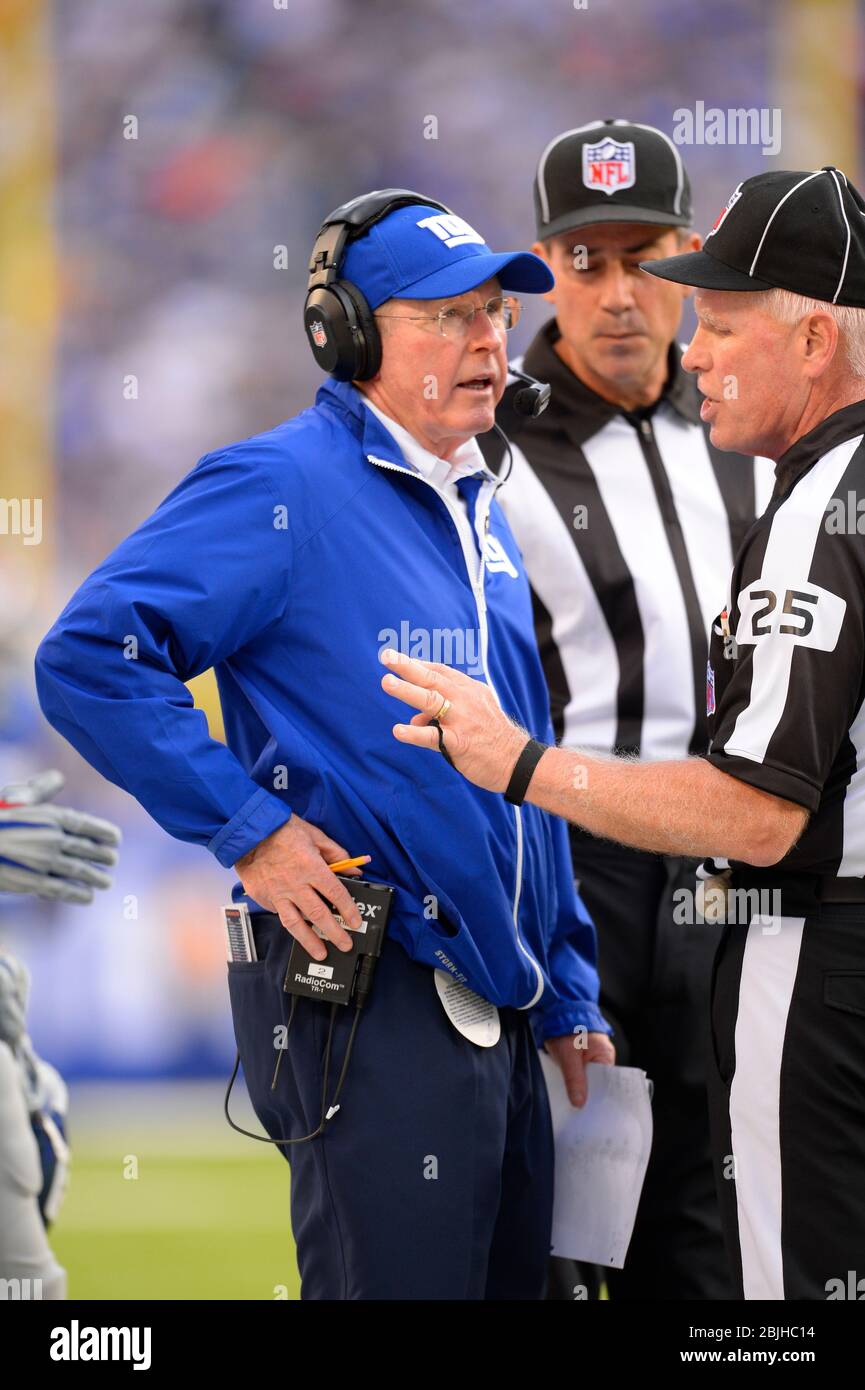 15 settembre 2013: Il capo allenatore dei New York Giants Tom Coughlin parla con il giudice posteriore Bob Wagoner (25) per una spiegazione di una chiamata durante il primo tempo Foto Stock