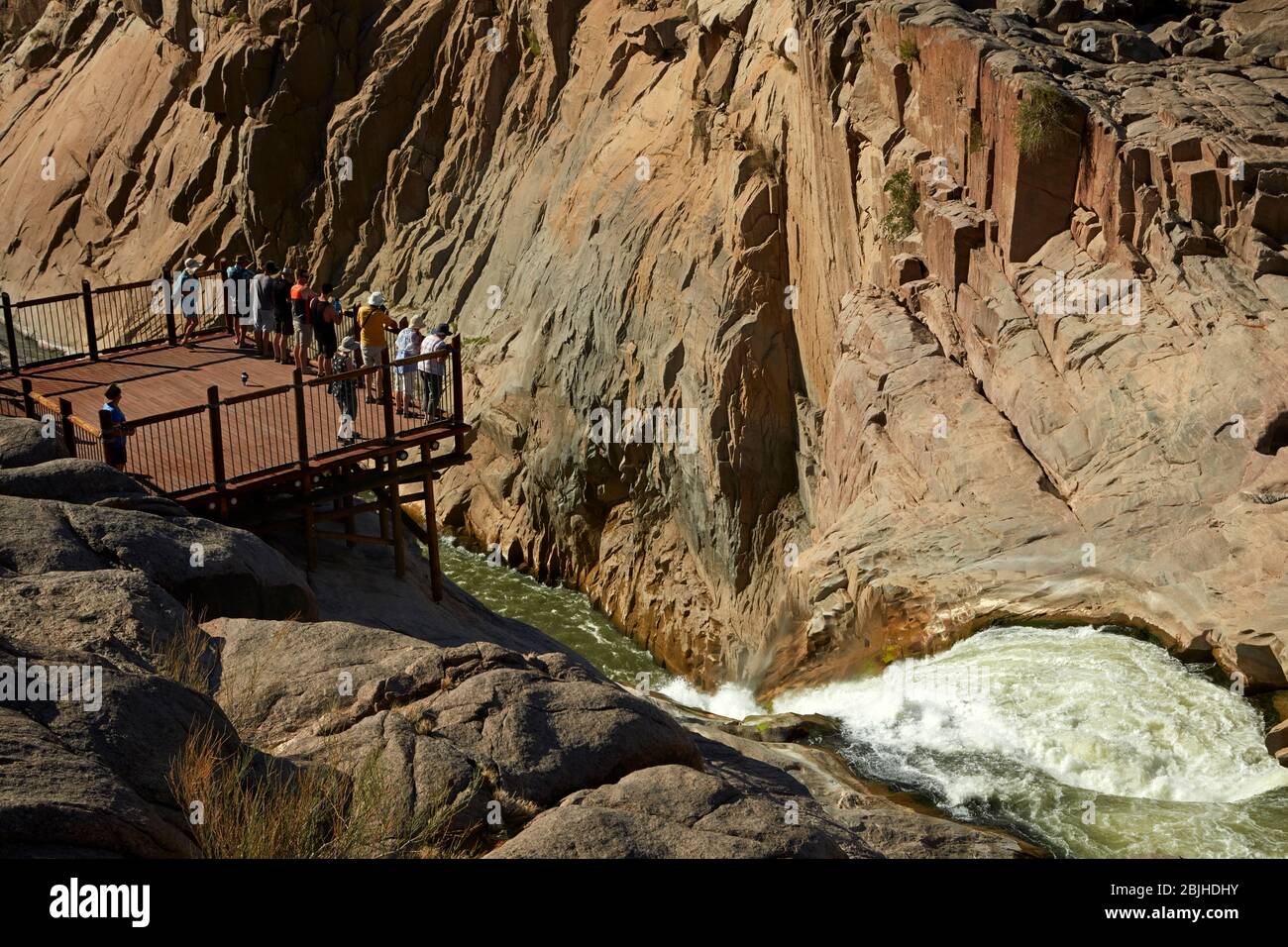 Turisti sulla piattaforma di osservazione che guardano le Cascate di Augraby sul Fiume Orange, il Parco Nazionale delle Cascate di Augraby, Capo Nord, Sud Africa Foto Stock