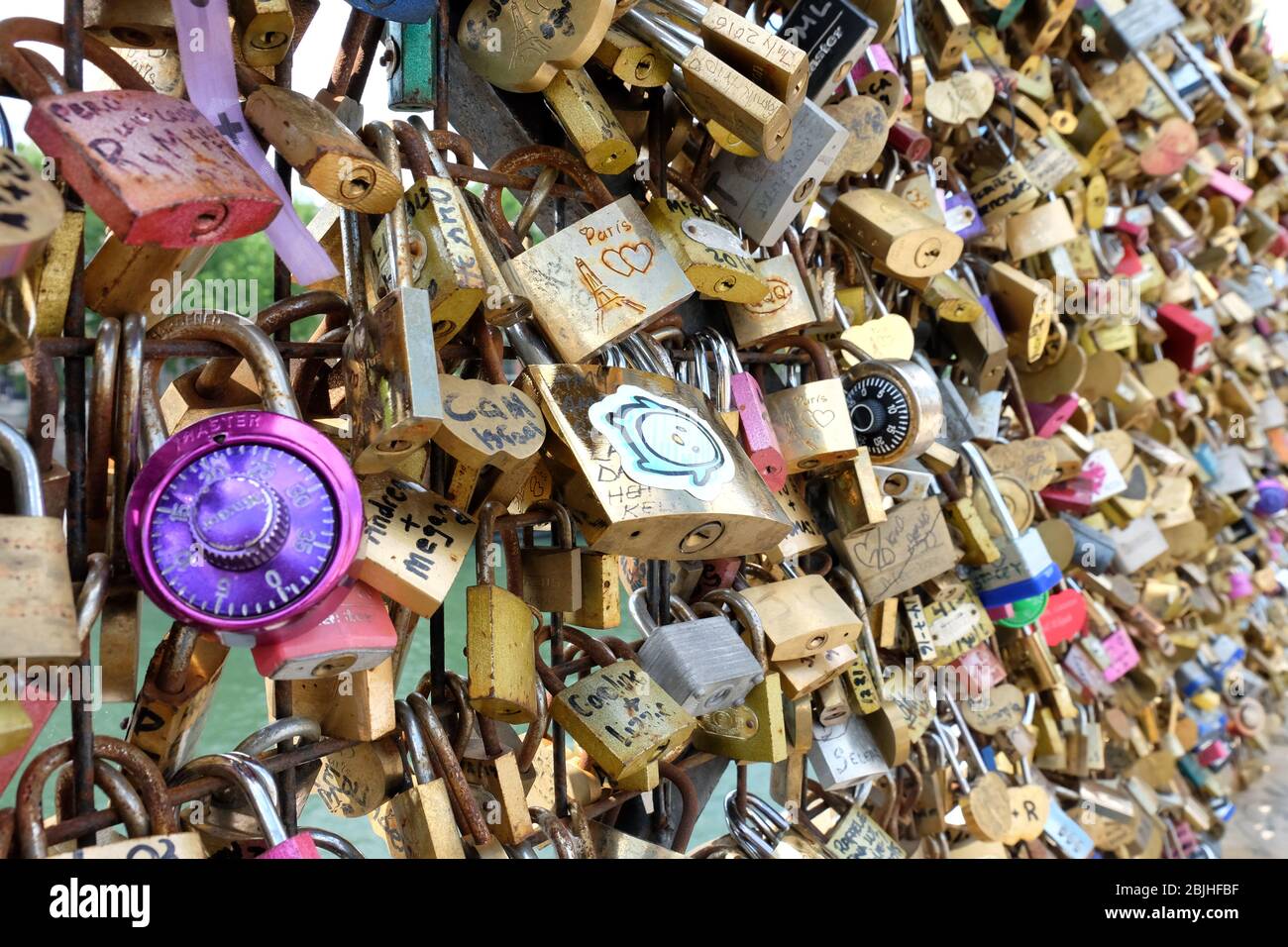 PARIGI, FRANCIA - 29 APRILE 2017: Lucchetti d'amore sul famoso ponte Pont des Arts Foto Stock