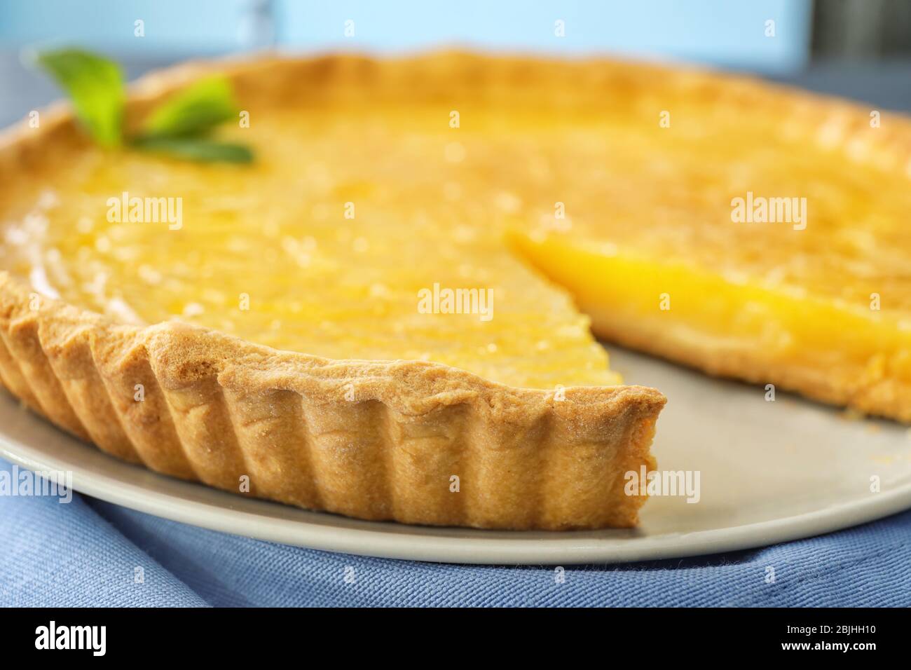 Torta al limone sul piatto Foto Stock