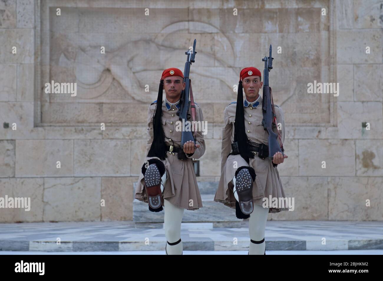 Atene, Grecia - 25 giugno 2016: Due soldati Evzone in uniformi cerimoniali marciano davanti alla Tomba del Milite Ignoto in Piazza Syntagma. Foto Stock