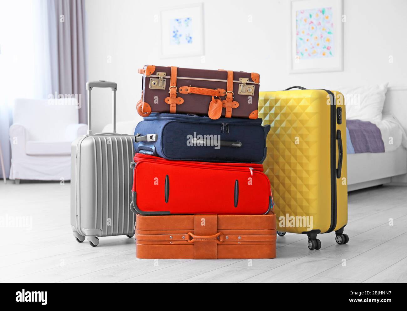 Valigie diverse in camera luminosa. Concetto di sovrappeso del bagaglio Foto Stock