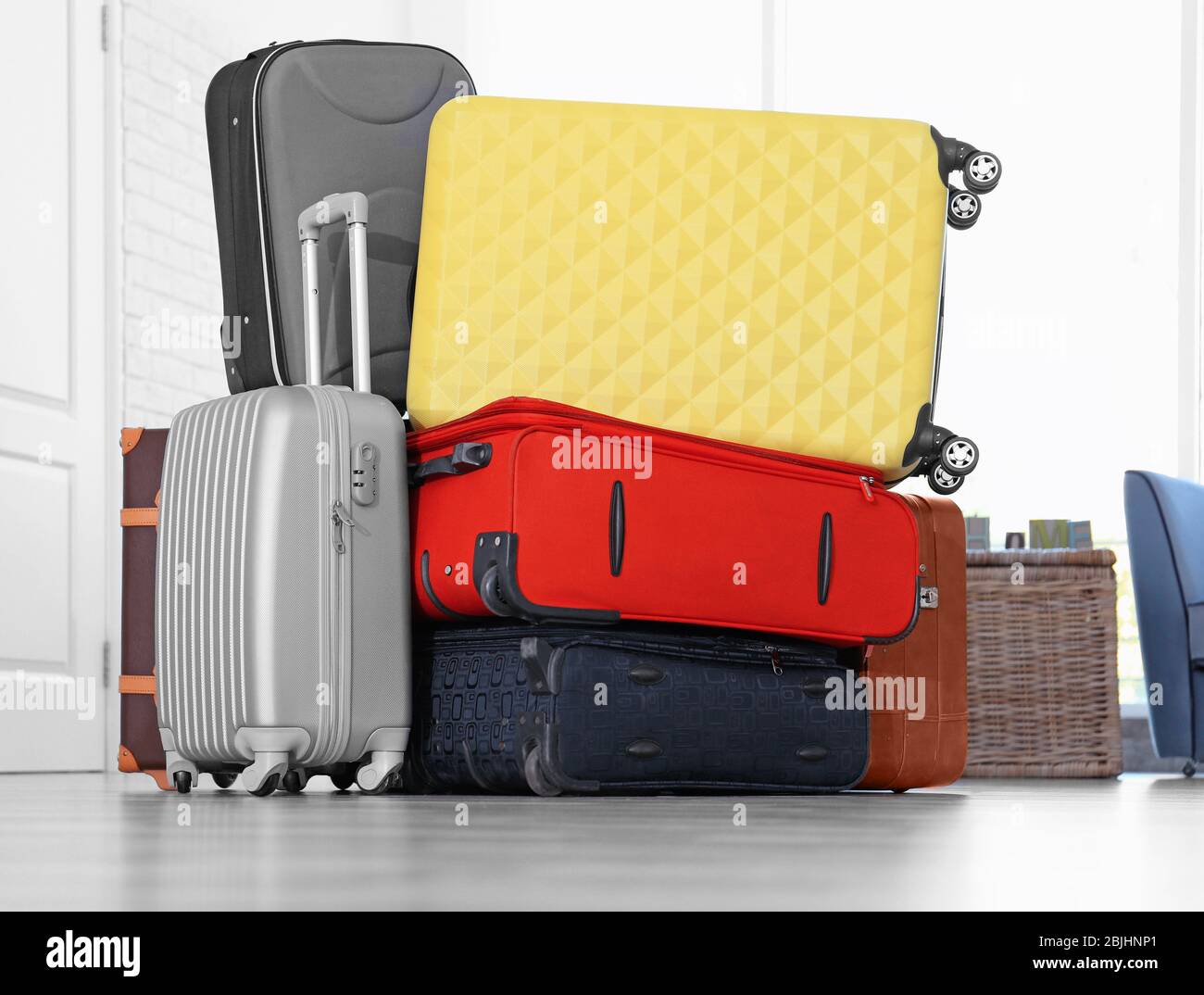 Valigie diverse in camera luminosa. Concetto di sovrappeso del bagaglio Foto Stock