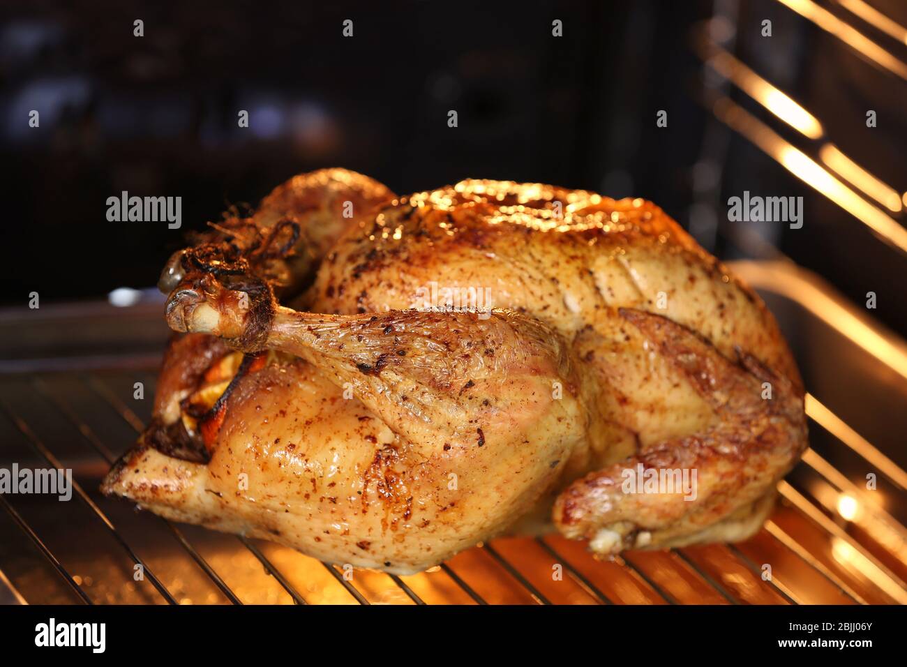 tacchino arrostito dorato su griglia da forno in forno Foto Stock
