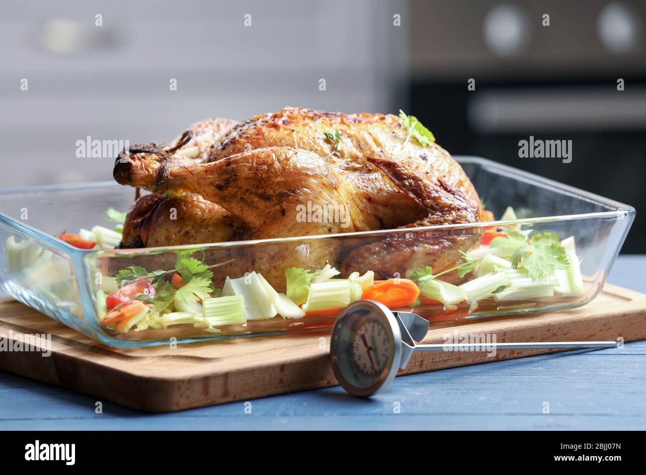 Piatto da forno con tacchino delizioso e verdure su tavola di legno Foto Stock