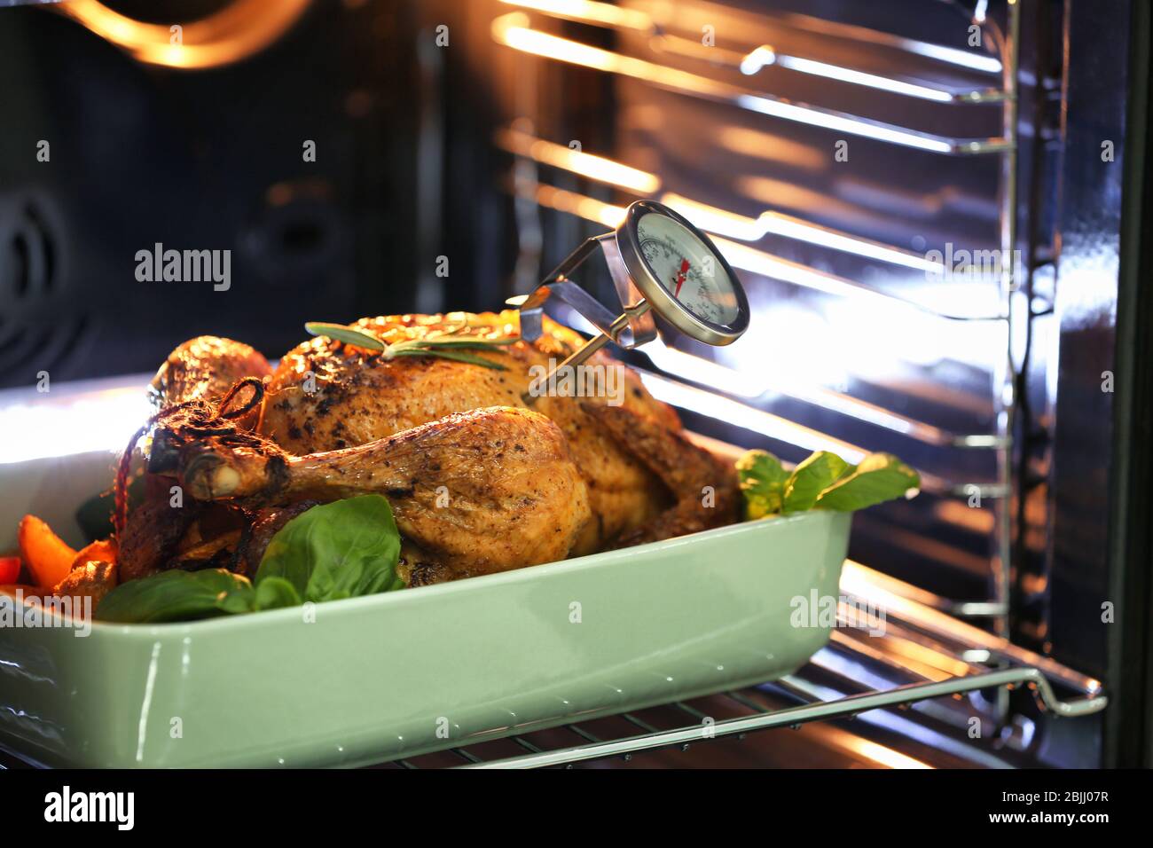 tacchino arrostito d'oro in forno con termometro a carne Foto Stock
