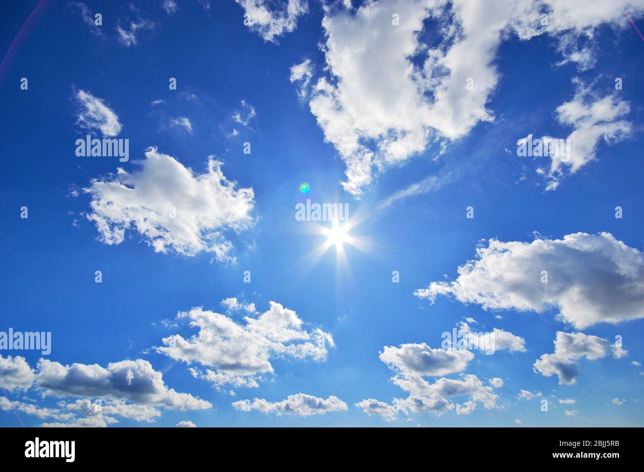 Cielo blu intenso in giornata di sole Foto Stock