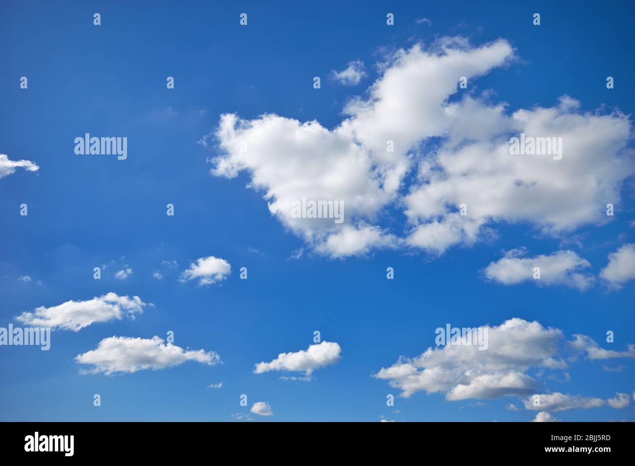 Cielo blu intenso in giornata di sole Foto Stock