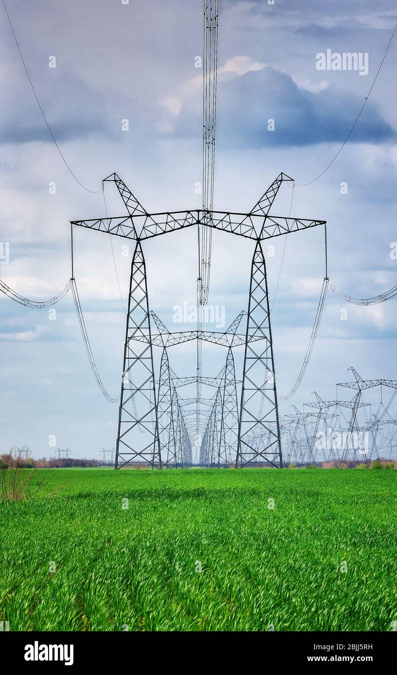 Torre elettrica ad alta tensione al mattino. Cielo sfondo. Torre di alimentazione Foto Stock
