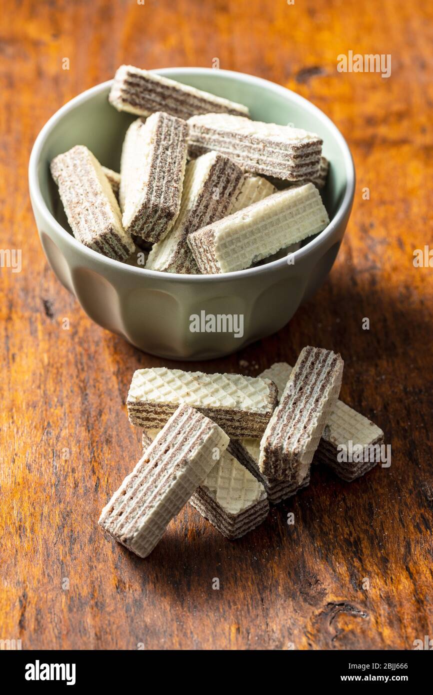 Biscotti dolci in ciotola su tavolo di legno. Foto Stock