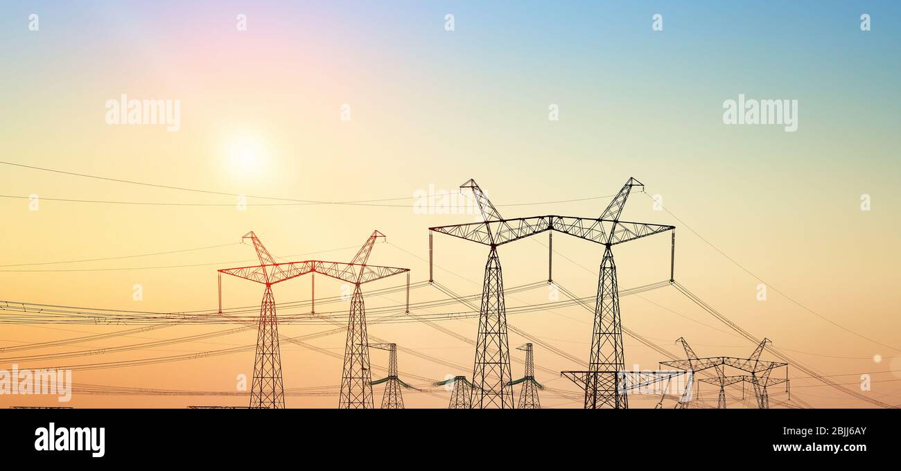 Torre elettrica ad alta tensione al tramonto. Tramonto cielo sfondo. Torre di alimentazione Foto Stock