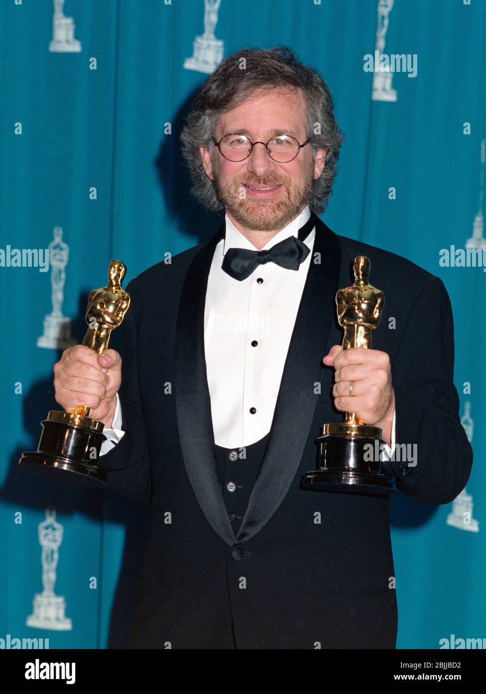 LOS ANGELES, CA. c.A'4: Il direttore Steven Spielberg con i suoi Oscar per il miglior direttore e miglior immagine per la Schindler's List al 1994 Academy Awards. Foto file © Paul Smith/Featureflash Foto Stock