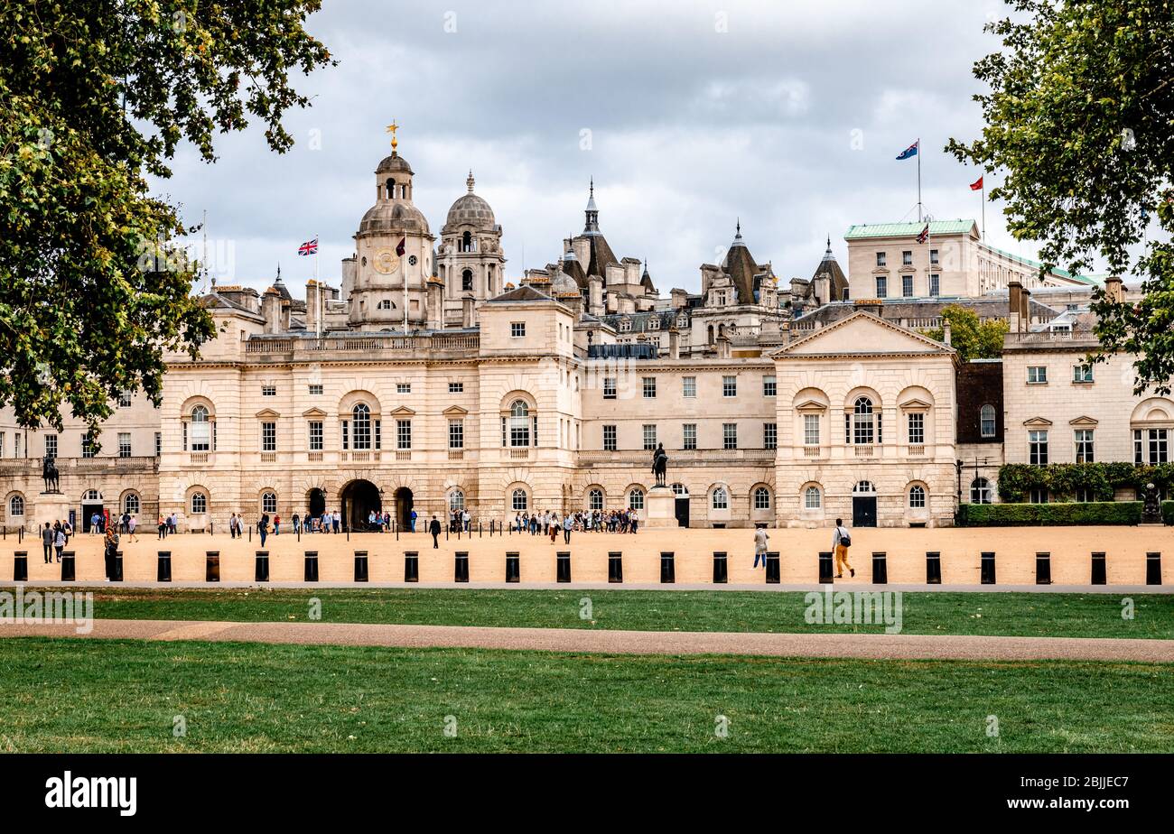 La Parata delle Guardie a Cavallo con turisti e vari edifici governativi, tra cui il Museo della Cavalleria domestica. Vista da Horse Guards Road. Foto Stock