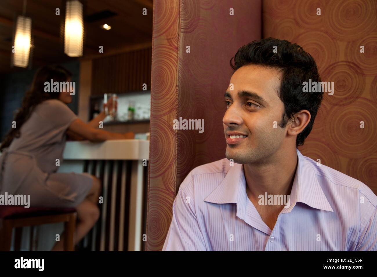 Uomo in un ristorante sorridente Foto Stock