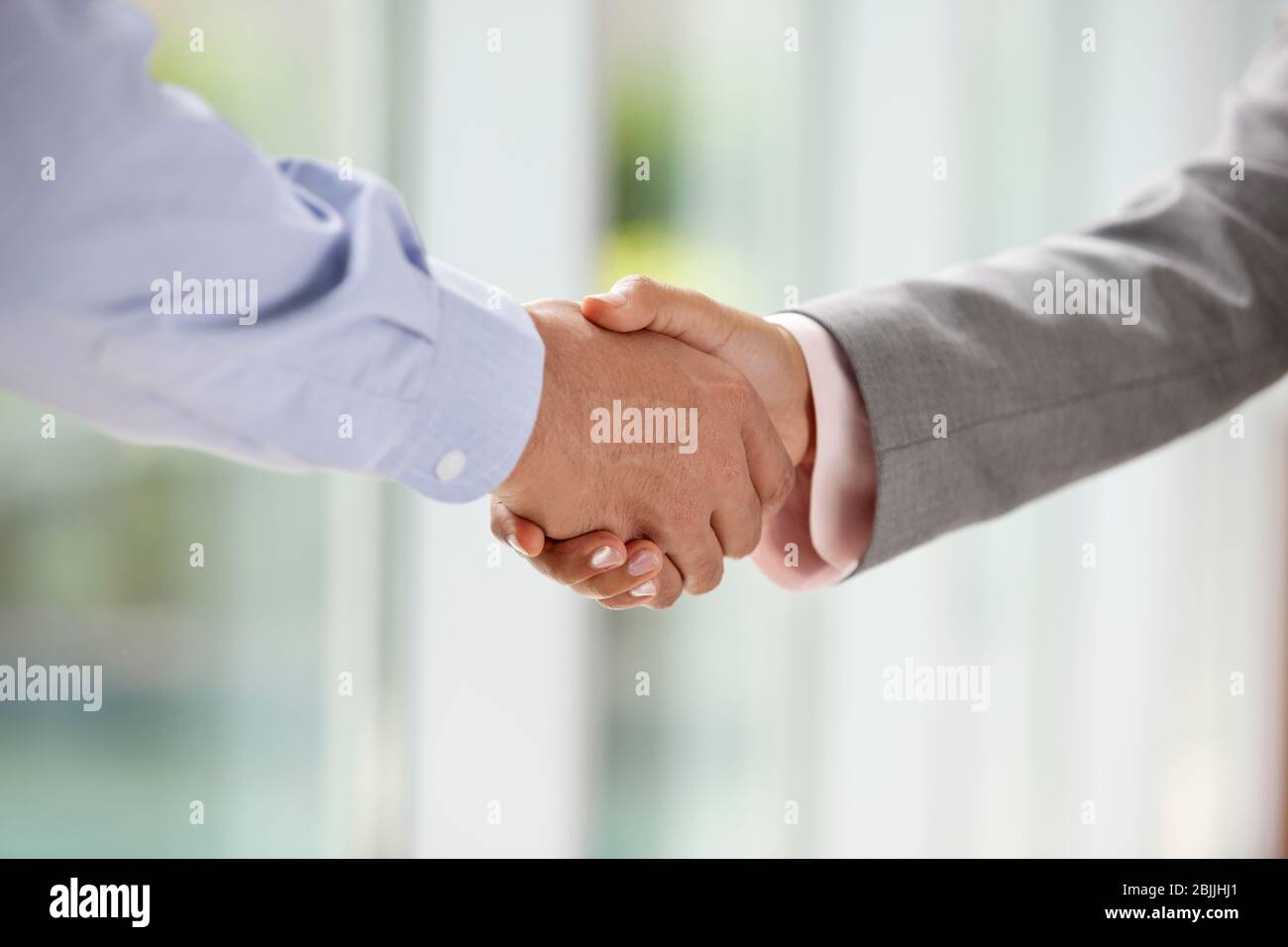 Close-up di mani scuotimento Foto Stock