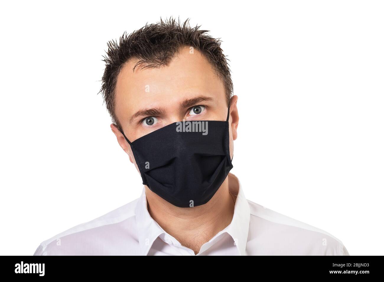 Uomo in maschera medica con capelli a forma di mousled isolato su sfondo bianco. Concetto sul tema di quarantena fastidiosa e l'incapacità di tagliare i capelli Foto Stock