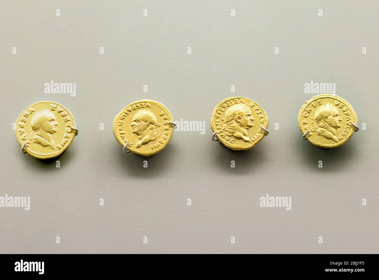 Merida, Spagna - 25 agosto 2018: Monete romane imperiali d'oro recanti il busto dell'imperatore Vespasiano. Museo Nazionale d'Arte Romana a Merida, Spagna Foto Stock