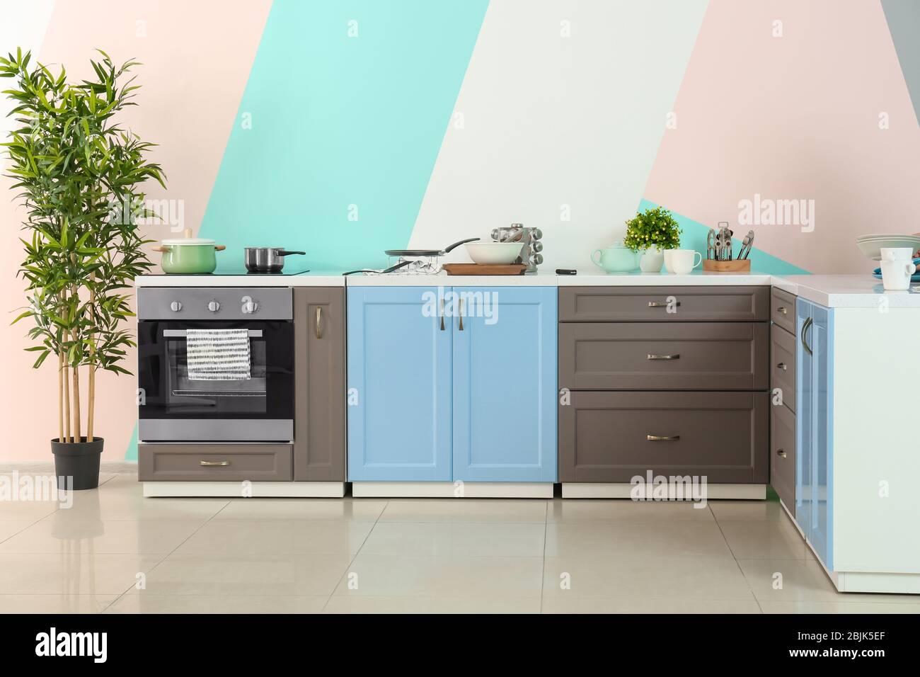 Mobili da cucina moderni su sfondo a parete colorato Foto stock - Alamy