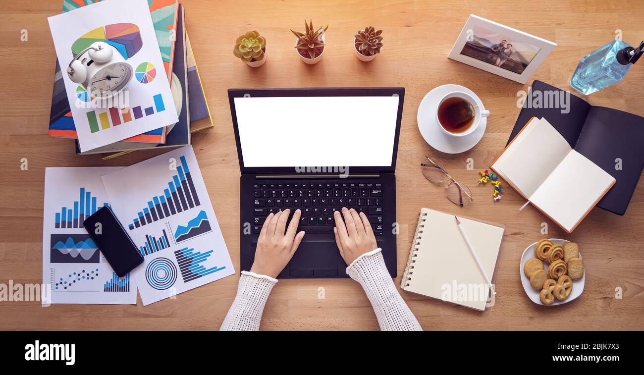 lavorare da casa. persone che digitano sulla tastiera, lavorano su computer portatile con spazio di copia vuoto su schermo bianco durante l'isolamento automatico per evitare la diffusione Foto Stock